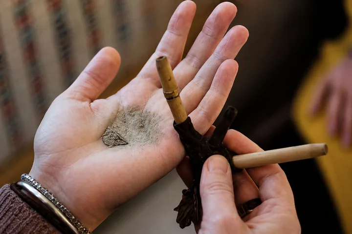 Preparación del Rapé ancestral durante un proceso acompañado